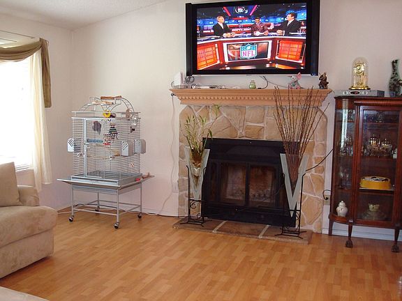 Living room w/fireplace