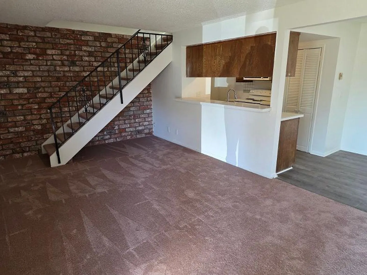 Marina Victoria Townhouse, garage & pool — Photo 2