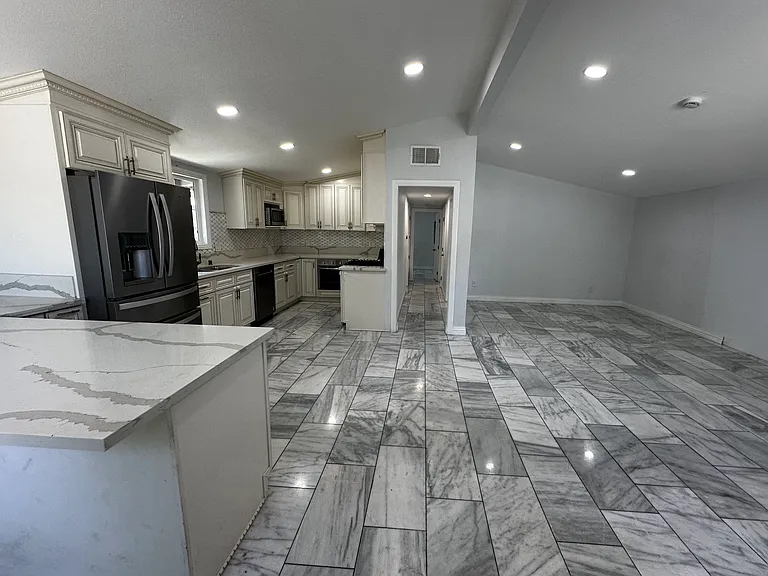 9622 Stonybrook Dr — Photo 3