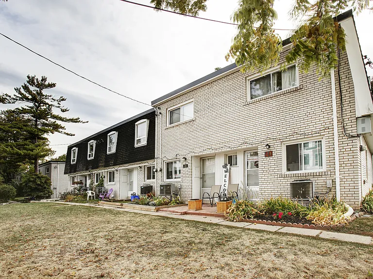 200 Lakeshore Rd W — Photo 6