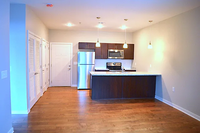 1 bed, 698 sqft, $1,300 — Photo 2