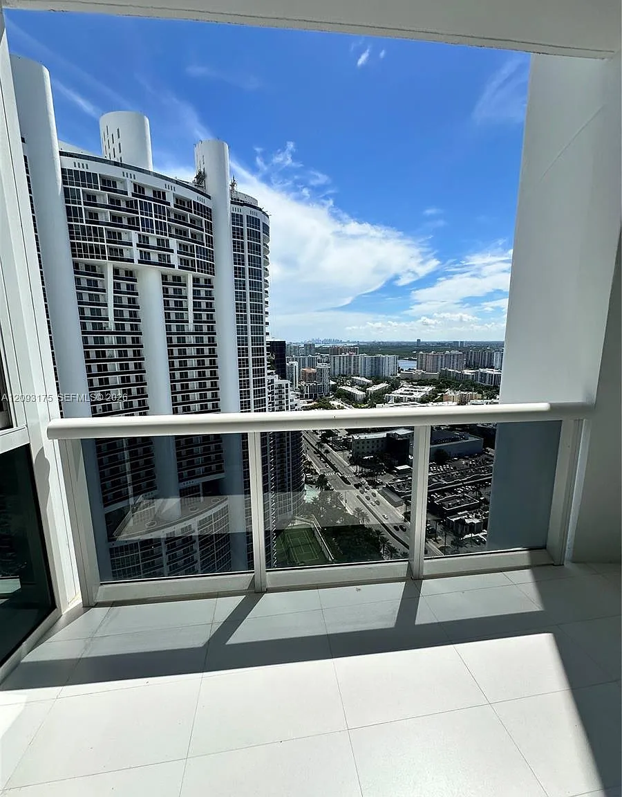 Trump Royale Condo — Photo 1