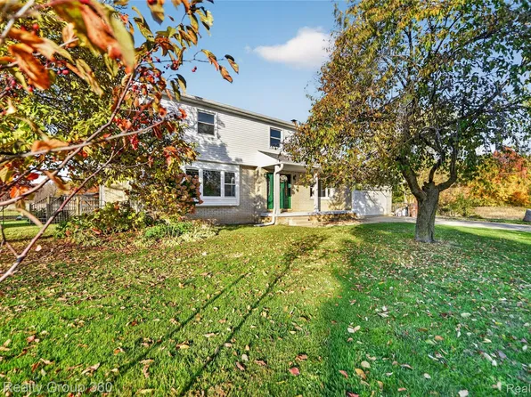 8500 W Chase Lake Rd, Fowlerville, MI 48836