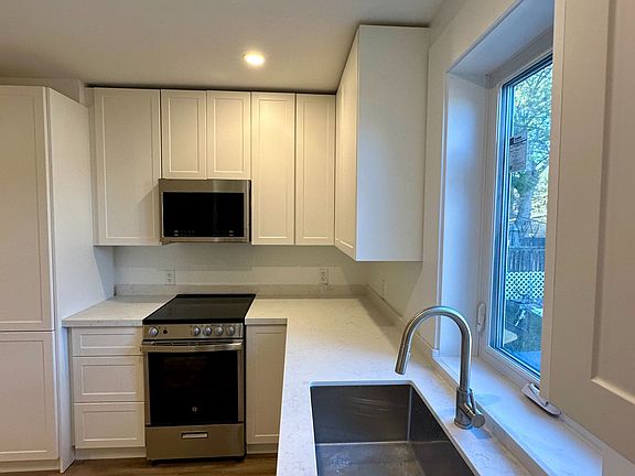 3rd image of 659 Vaughan Rd #2