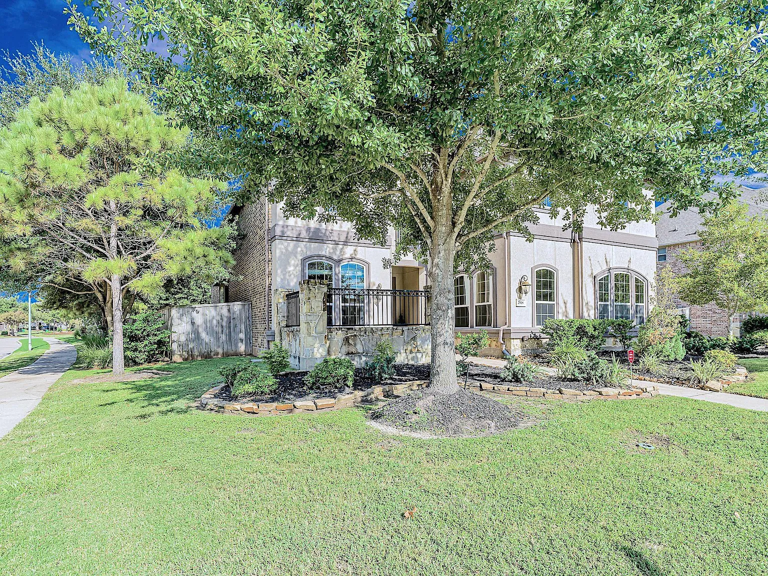 5 bed, 3.5 bath, 4039 sqft, $4,300 — Photo 3