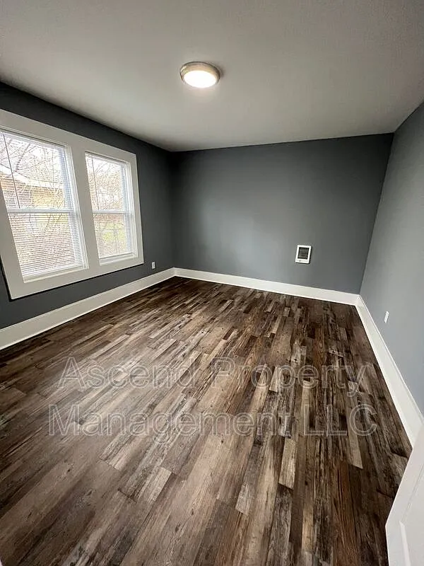 3 bed, 1.0 bath, $1,350 — Photo 4