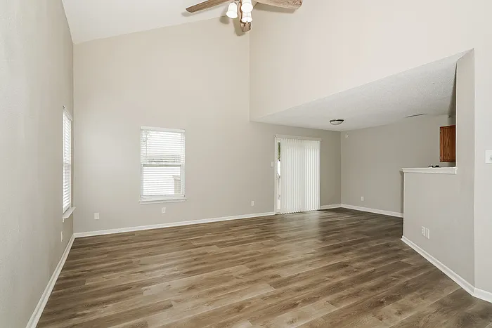 3 bed, 2.5 bath, 1309 sqft, $1,695 — Photo 4