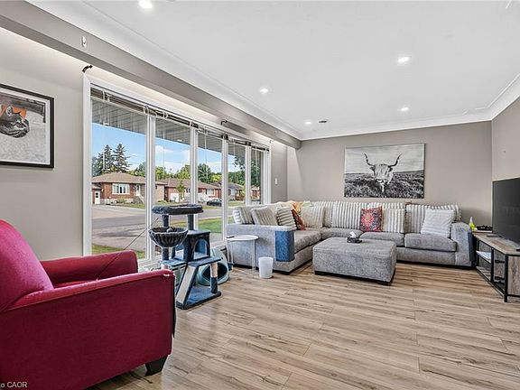 4th image of 300 Knoll St