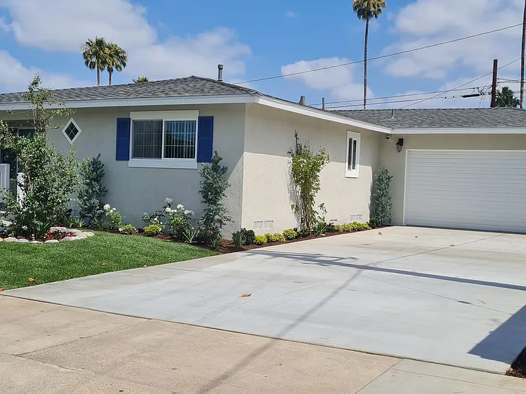 Newly Renovated 3 Bedroom Home in Orange — Photo 17