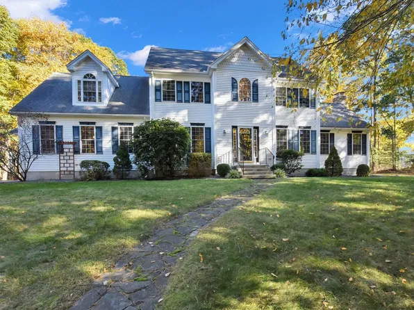 2 Fairway View Dr, Douglas, MA 01516