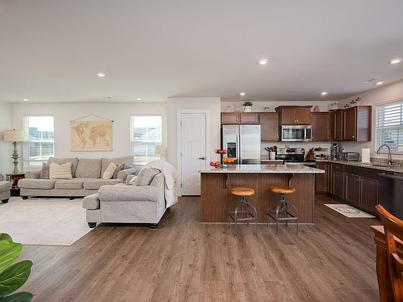 5th image of 459 Streamview Dr