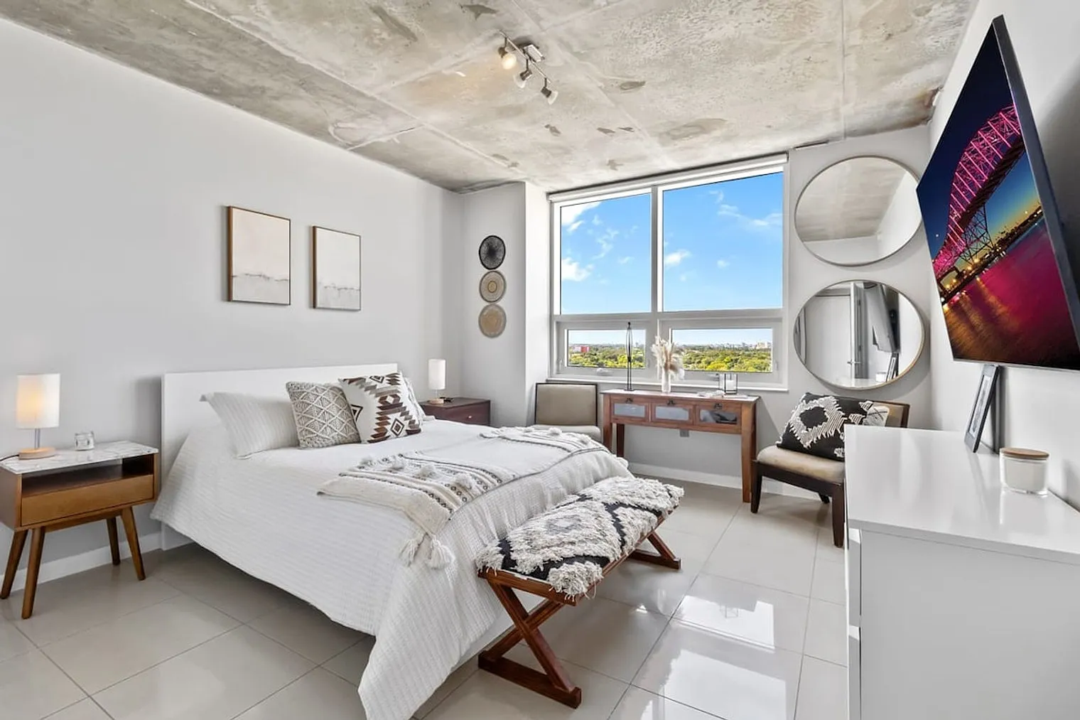 1 bed, 1.0 bath, 731 sqft, $3,948 — Photo 2