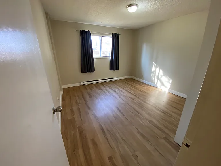 111 Knox St — Photo 16