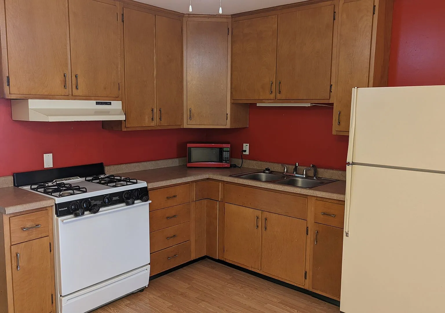 3 Bed 2 bath home located near shopping, schools, and parks — Photo 3