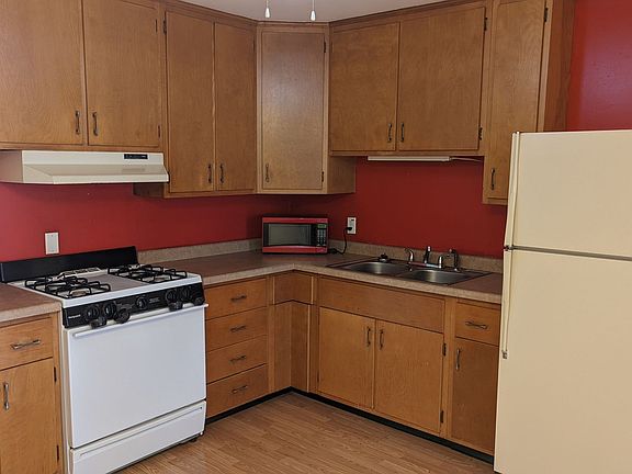 3rd image of 810 Maplepark Dr