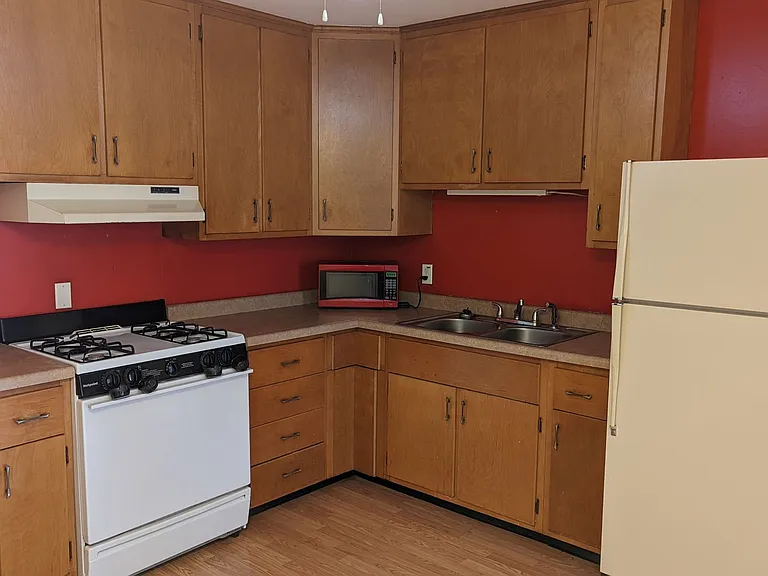 810 Maplepark Dr — Photo 3