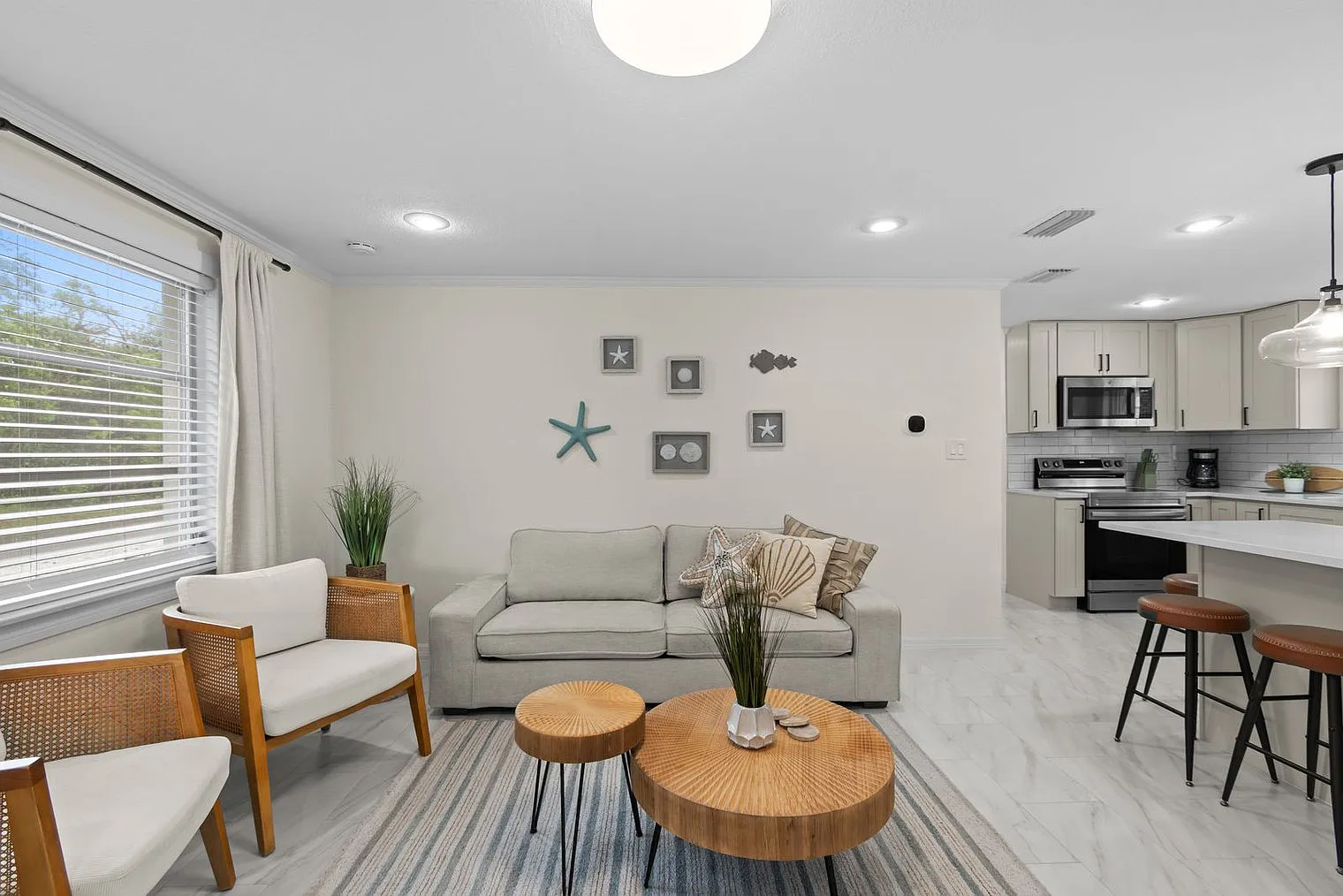 2 bed, 1.0 bath, 21226 sqft, $4,260 — Photo 3