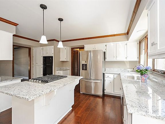 Kitchen Features Island