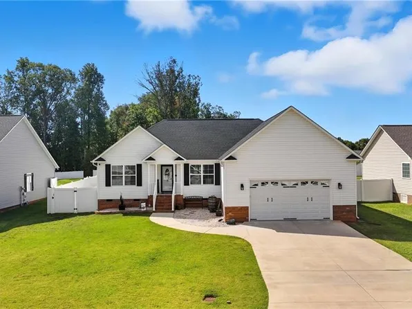 112 Brooke Ridge Dr, Thomasville, NC 27360