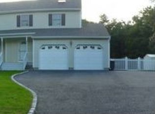 10 Evergreen Dr, Manorville, NY 11949