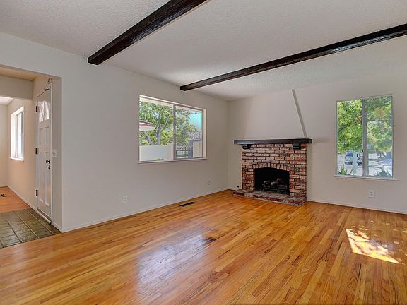 5th image of 825 Iris Ave