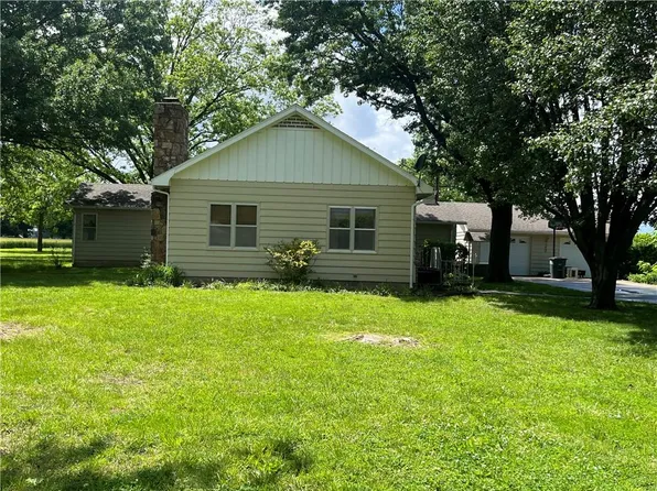 801 S Carbon St, Girard, KS 66743