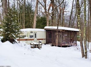 160 Crow Ln, Shohola, PA 18458