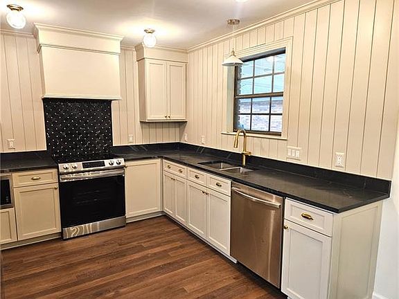 5th image of 161 De Val Dr