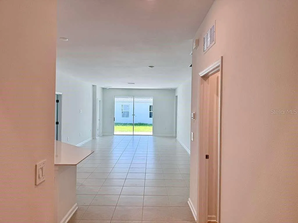 3 bed, 3.0 bath, 2109 sqft, $2,300 — Photo 2