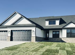 16420 Sleepy Hollow Dr, Fenton, MI 48430