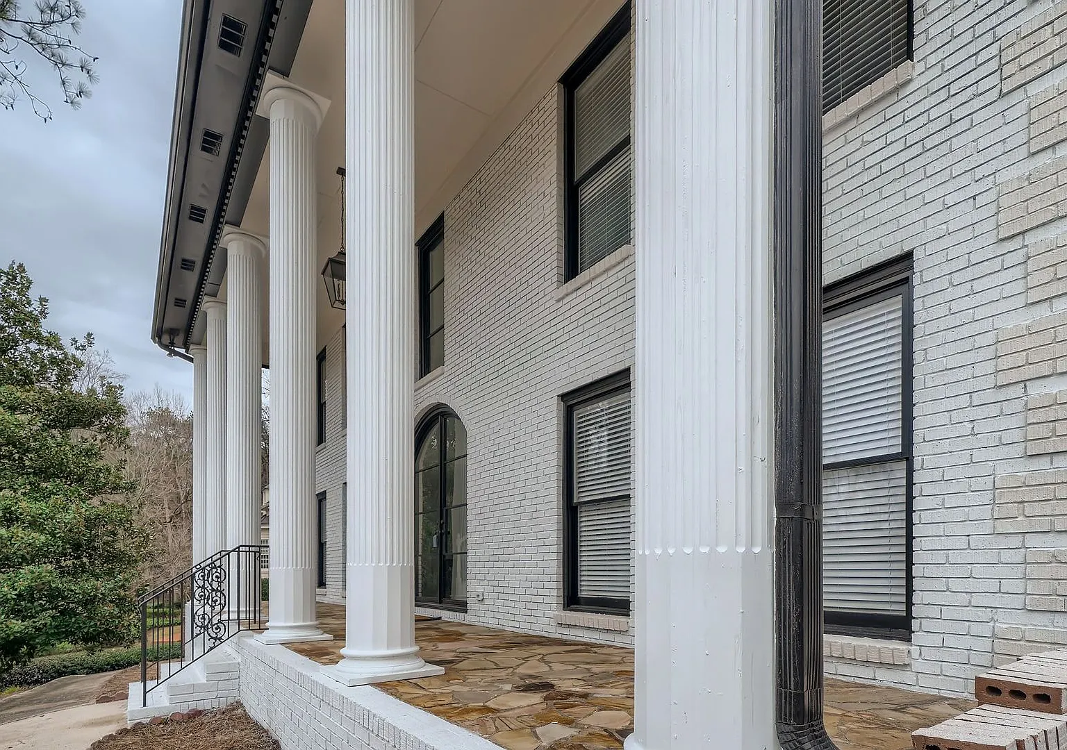 Furnished Estate Home - Double Curved Stairway - Marble Floors - Waterfall Island — Photo 4