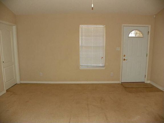 great room w/plant ledges
