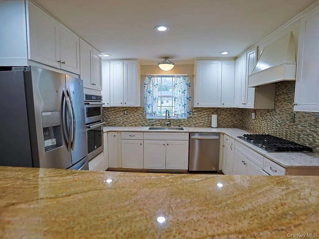 3 bed, 3.0 bath, 2096 sqft, $2,950 — Photo 2