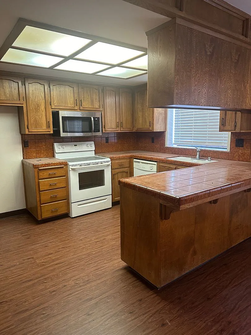 Clean condo centrally located in Visalia with new flooring and paint! — Photo 3