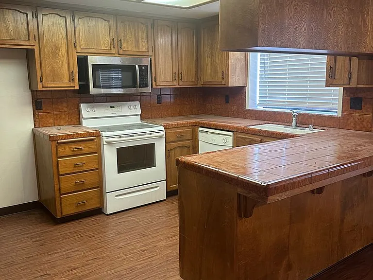 4703 W Cypress Ave — Photo 3