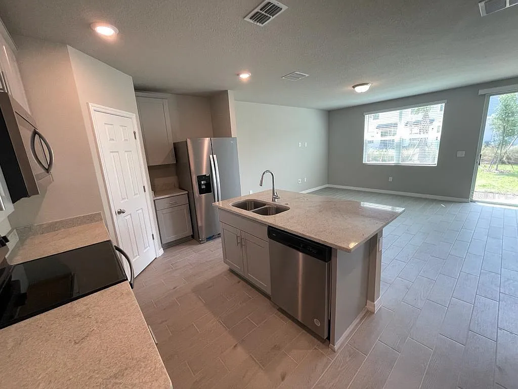 3 bed, 2.5 bath, 1485 sqft, $1,950 — Photo 2