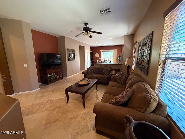 2312 N Hudson Dr — Photo 10