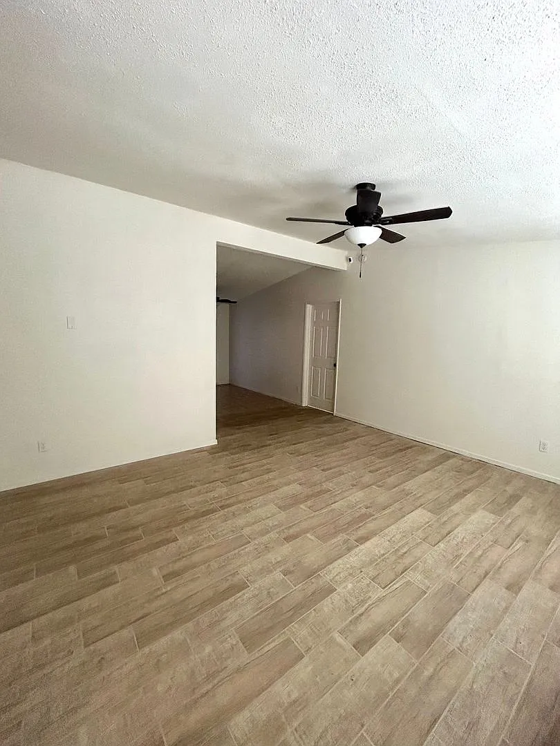 Conveniently located 3 Bedroom 1 bathroom home — Photo 4