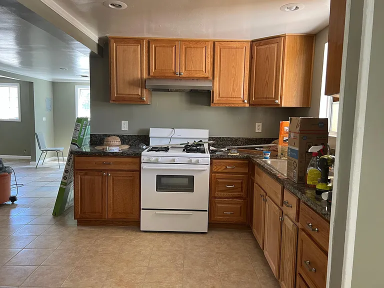 225 W 1st St — Photo 3