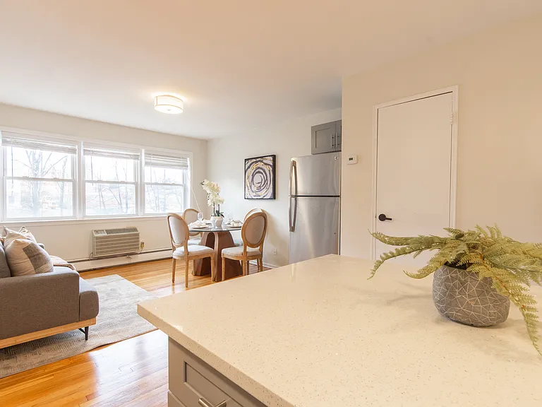 Pine Street Apartments — Photo 10
