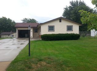 393 Sioux Ln, Carol Stream, IL 60188