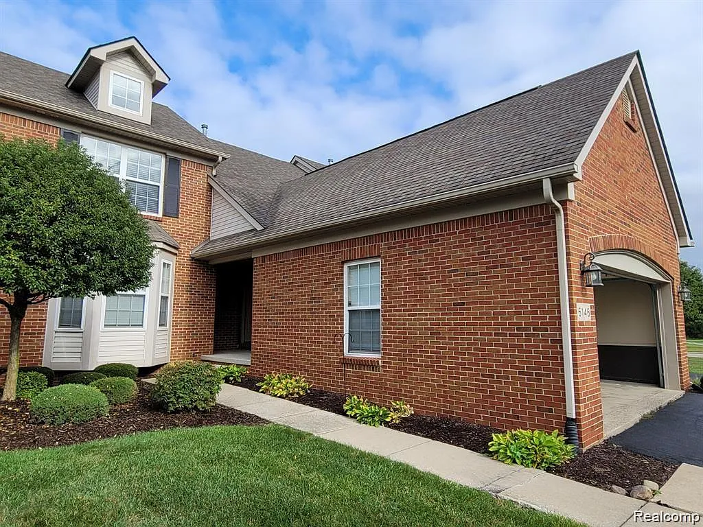 3 bed, 2.5 bath, 1816 sqft, $2,400 — Photo 1