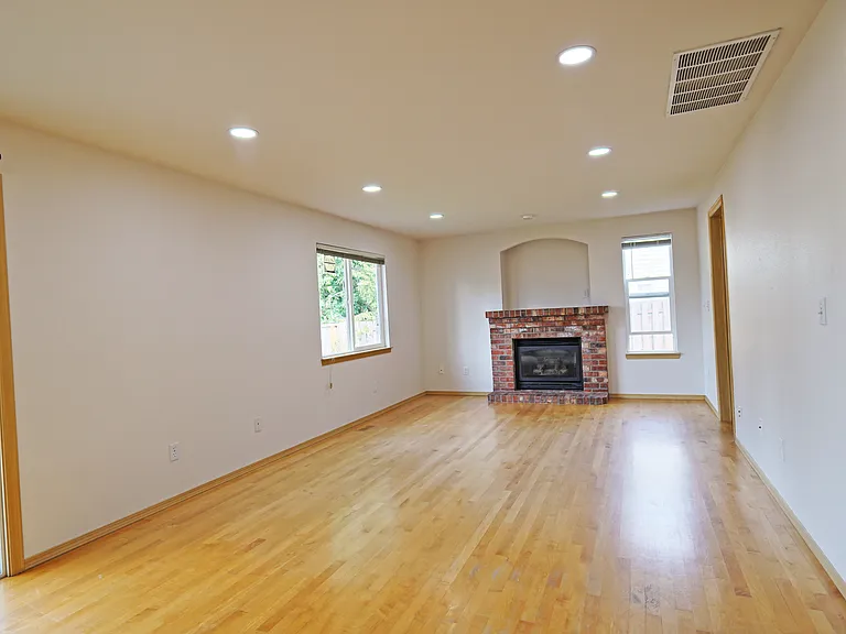 4006 NE 18th St — Photo 16