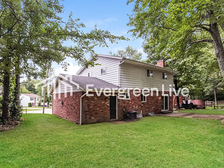 2424 Ambassador Dr — Photo 14