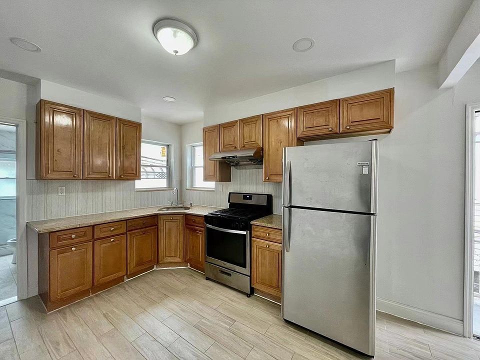 2nd image of 4360 Murray St #1