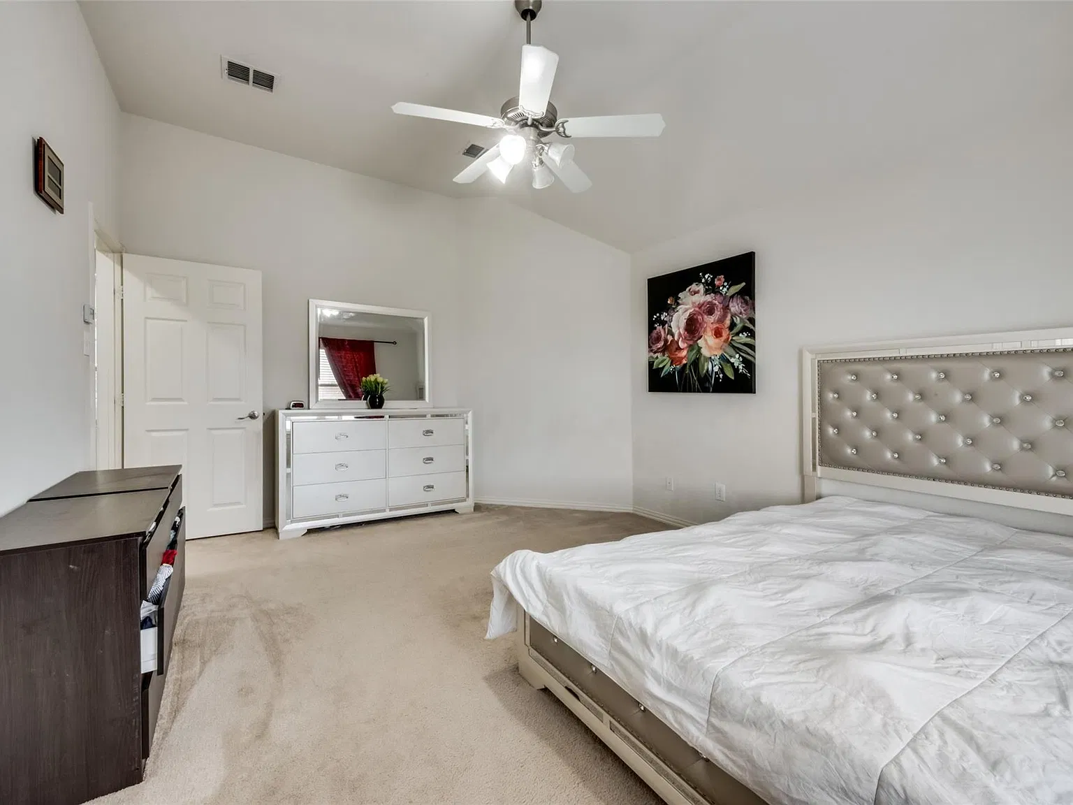 4 bed, 2.5 bath, 2338 sqft, $2,700 — Photo 3