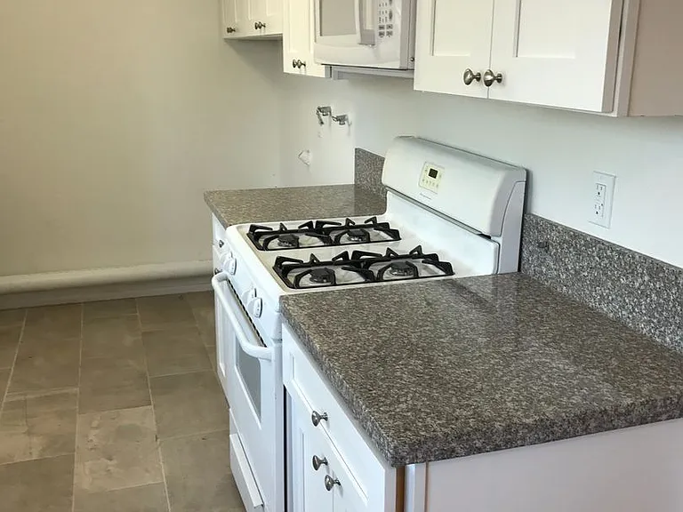 4252 Woodlawn Ave — Photo 4