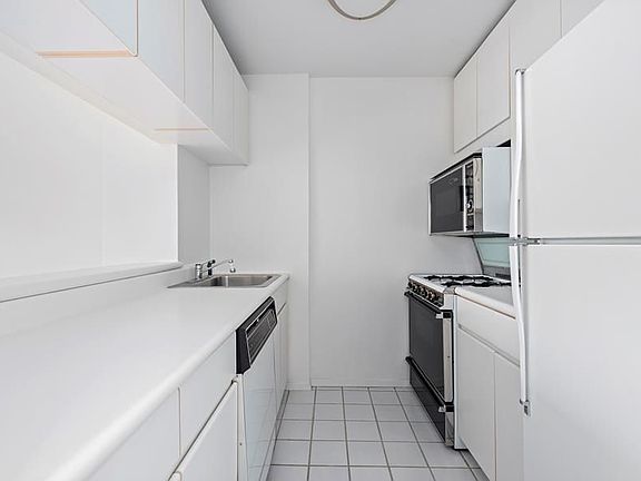 4th image of 215 W 95th St APT 11J