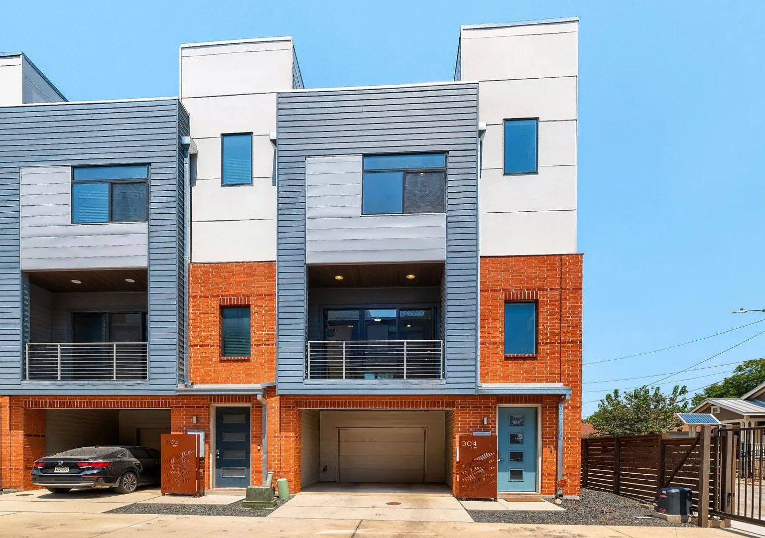 Modern Luxury Townhome in Gated Community - Rooftop Balcony & Premium Upgrades! — Photo 1