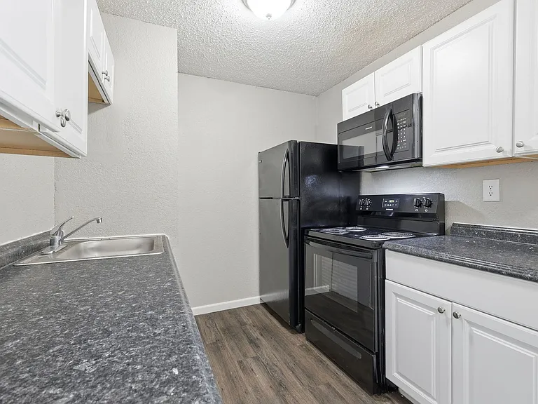 Woodland HIlls Apartments — Photo 14